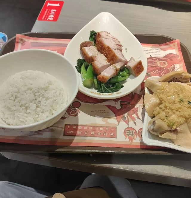 有一名男子到广州找工作，中途在越秀区一家快餐店吃饭，快餐18块钱一份，这名男子就