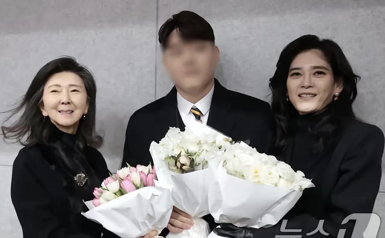 洪罗喜给人的感觉，一直是偏疼孙子，对外孙好像没那么上心。之前任东贤的毕业典礼，外