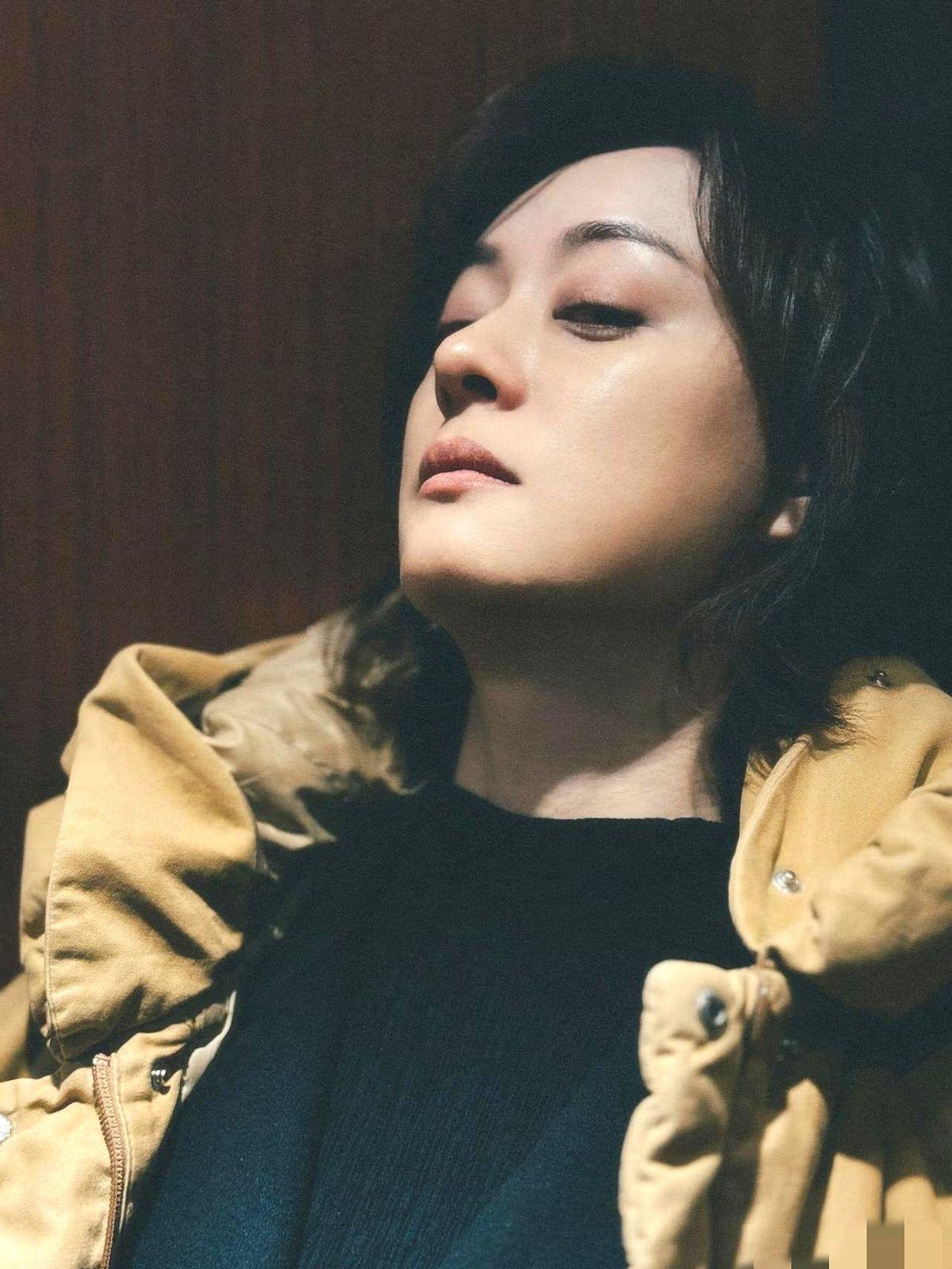 孙俪拍戏把自己给“坑”惨了！新剧《乌云之上》里她演女刑警韩青，平时就坚持跑步