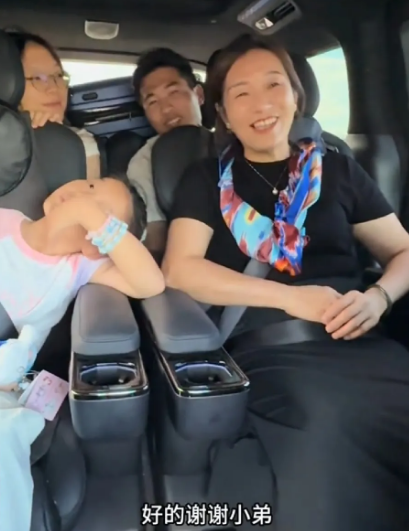 谢浩男妈妈，大妹，小妹，还有浩男战友来到了新疆！这次的新疆之行应该是直播带货