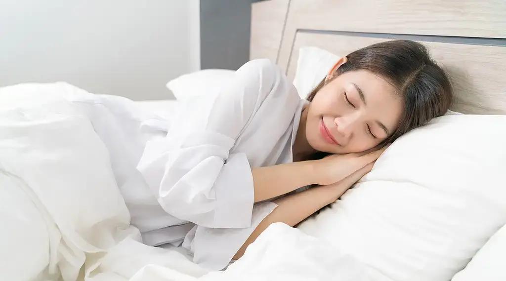 过了64岁，许多老人以为每天10点准时上床就是健康秘诀，却没想到这反而成了失眠陷