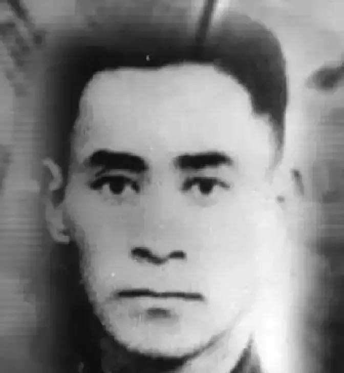 1942年，13名抗联战士被押赴刑场，鬼子举枪前，一名战士扑通跪下：“太君！我投