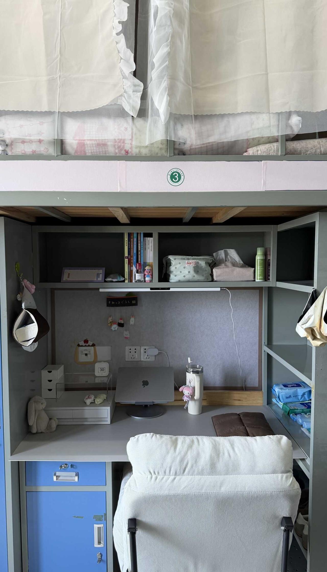 理想书桌建设中…进度60/100宿舍改造howto把宿舍装饰成我的小窝
