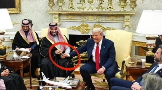 太谄媚了！当地时间11月18日，沙特王储萨勒曼受邀访美，美国不仅罕见安排了轻骑兵