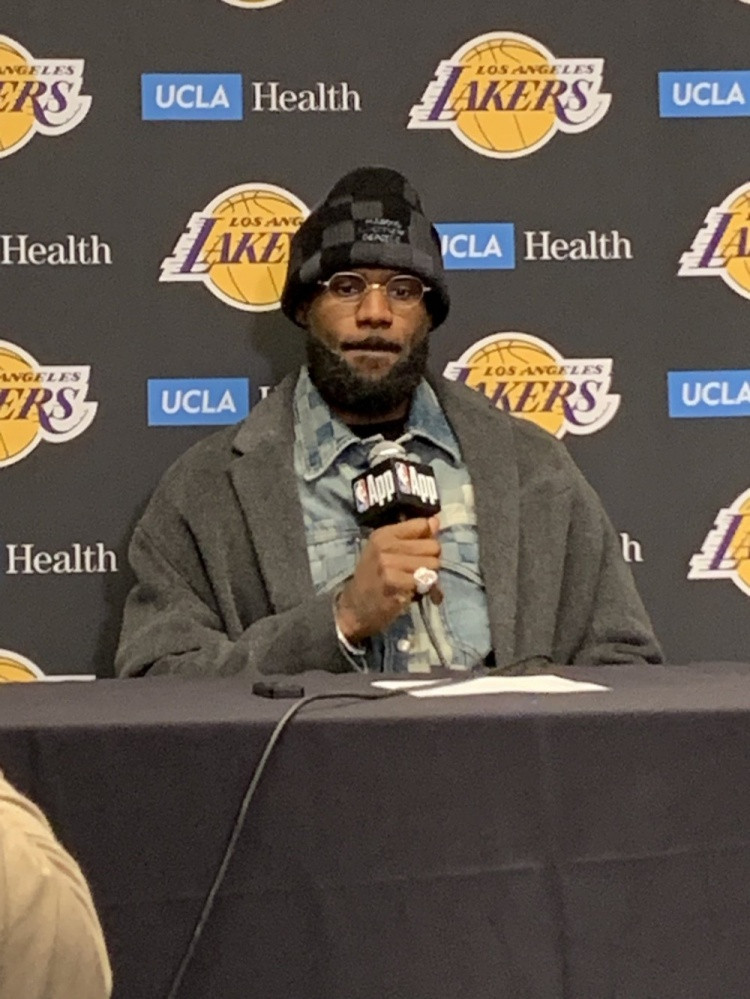 #詹姆斯采访时带骑士冠军戒指#恰逢骑士夺冠十周年之际，骑士湖人比赛后，在采访