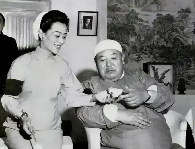 1970年，病重弥留之际的马鸿逵将夫人刘慕侠唤到身边，断断续续的对她说道：我归真