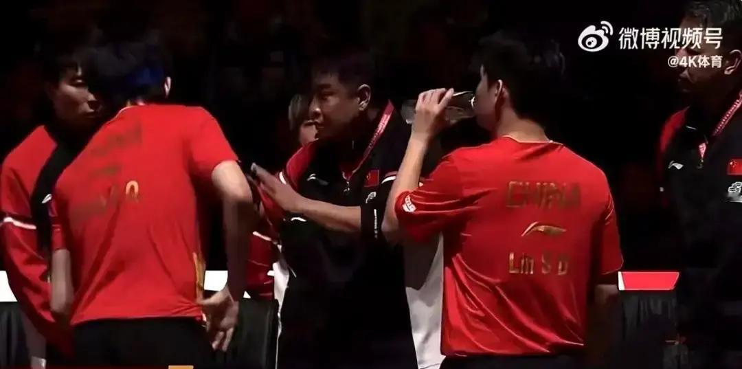 王皓在场边喊得嗓子都劈了，我隔着屏幕都觉得这比赛看得人“心累”。这哪是打球