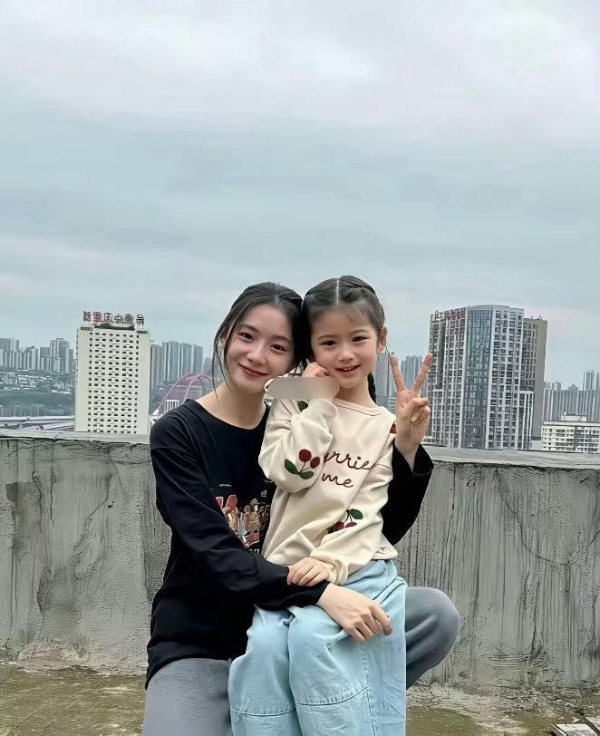 天呐刘浩存和周也的头居然和小孩子差不多