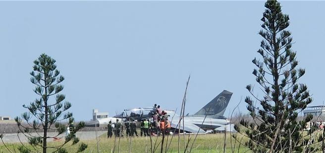 被解放军“拉爆”了？金门空域激烈对峙后，台军停飞所有主力战机。最近台军战机事故
