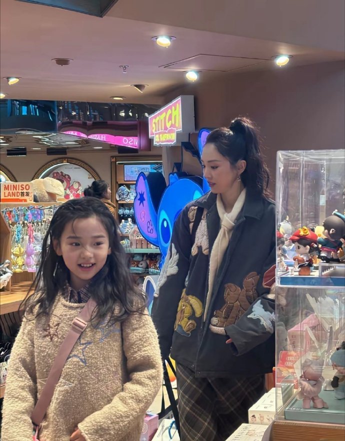 母女俩真的挺好看的，最近她们好火！​​​