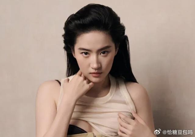 刘亦菲为《Vogue》拍的封面白裙也太特别了，像“碎成拼图”似的设计，远看全
