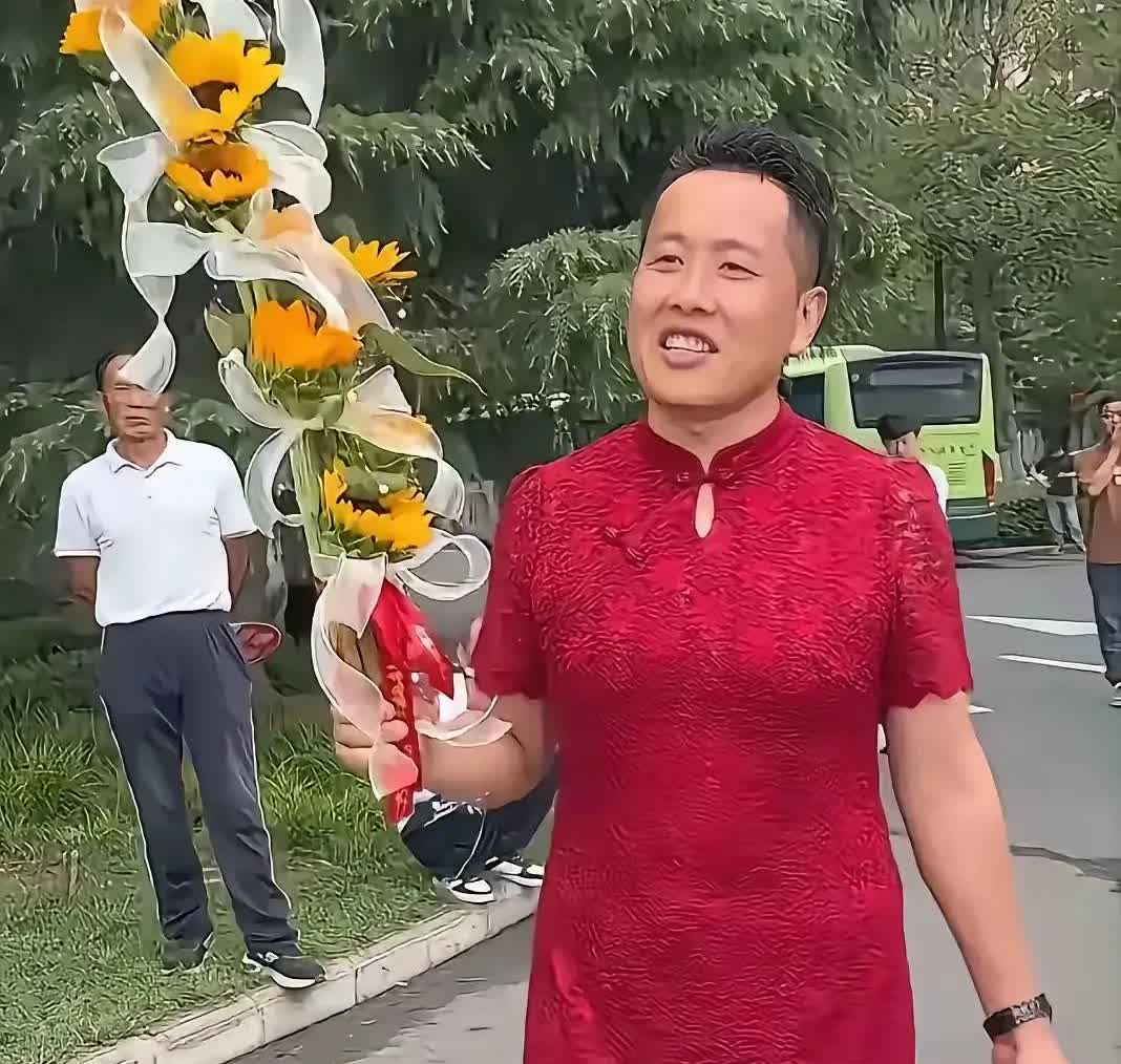 这样的家长丢人现眼！这样就能改变孩子命运？有其父必有其子，父母不老老