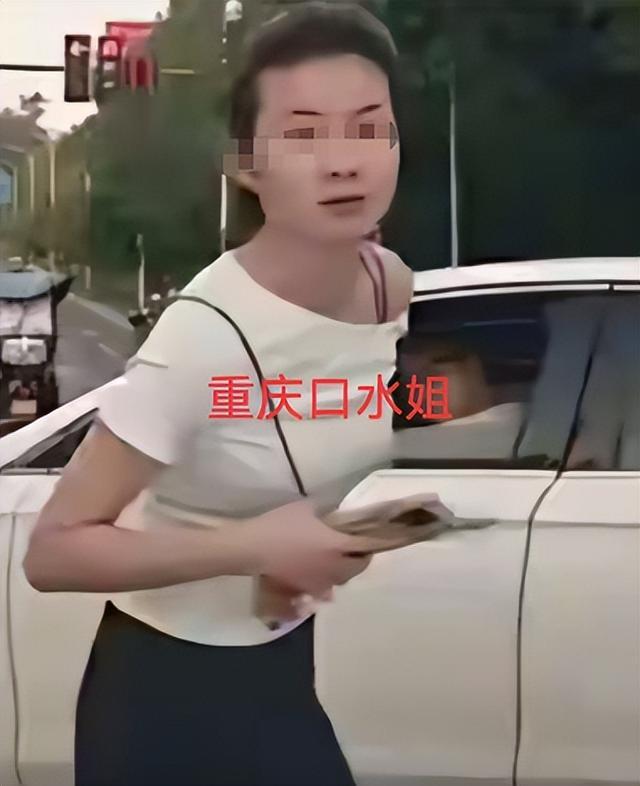 大快人心！重庆口水姐彻底社死，一人被拘一人被罚，冲动毁全家全网热议的重庆“