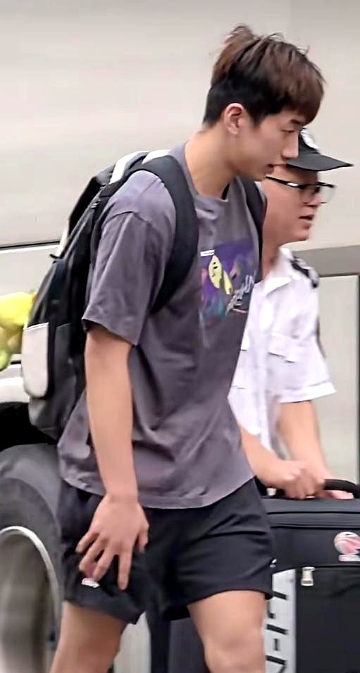 手里捏着免死金牌，还要主动跳进泥坑里去卷，图啥？广东宏远这趟青岛体测，直接把职场潜规则撕开了。今年规