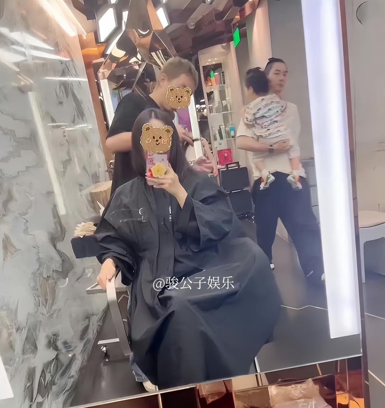 戚薇近日现身理发店打理头发，李承铉一旁安静的守候，3岁的儿子肉嘟嘟十分可爱，李承