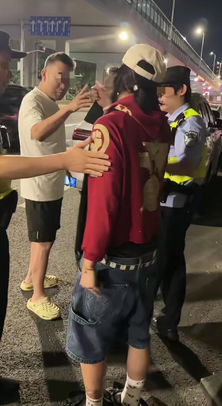 上海，红衣男子打网约车，不知什么原因和网约车司机（白体恤男子）发生了争执，双方有