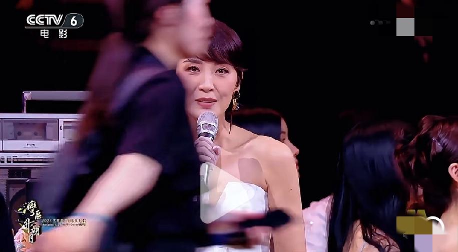 央视“湾区升明月”出现直播失误，一位工作人员快步从镜头前穿过，打断了主持画面。这