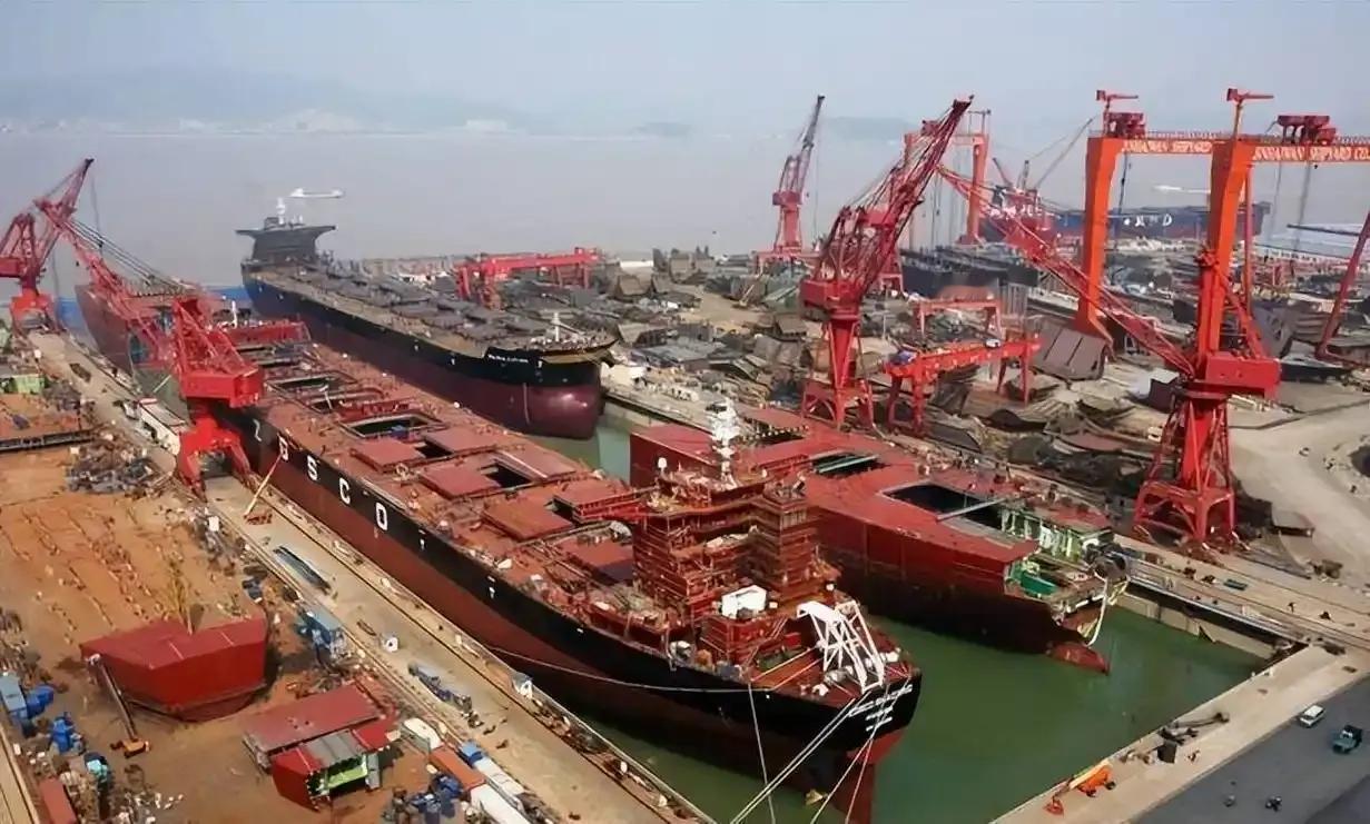 很多人以为，货轮造多大，是由人类的运输需求决定的。但真相是：全球造船业，其实共用