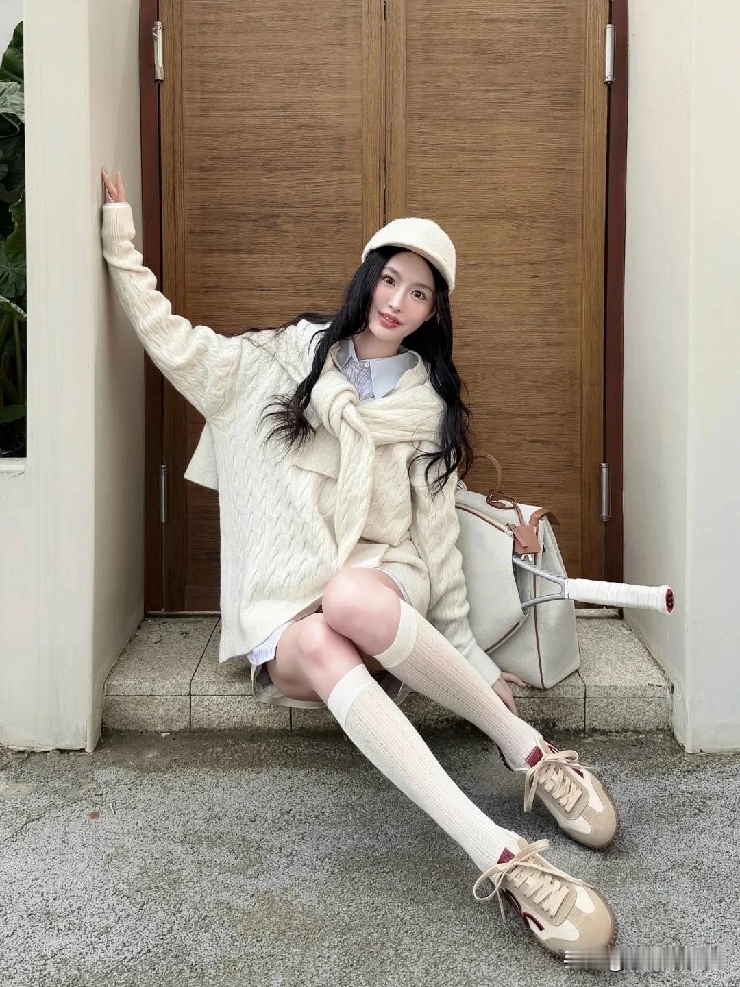 冬日穿搭指南：米色毛衣+白色贝雷帽，温暖又时尚！🌟👗👒你喜欢哪一种气质的美