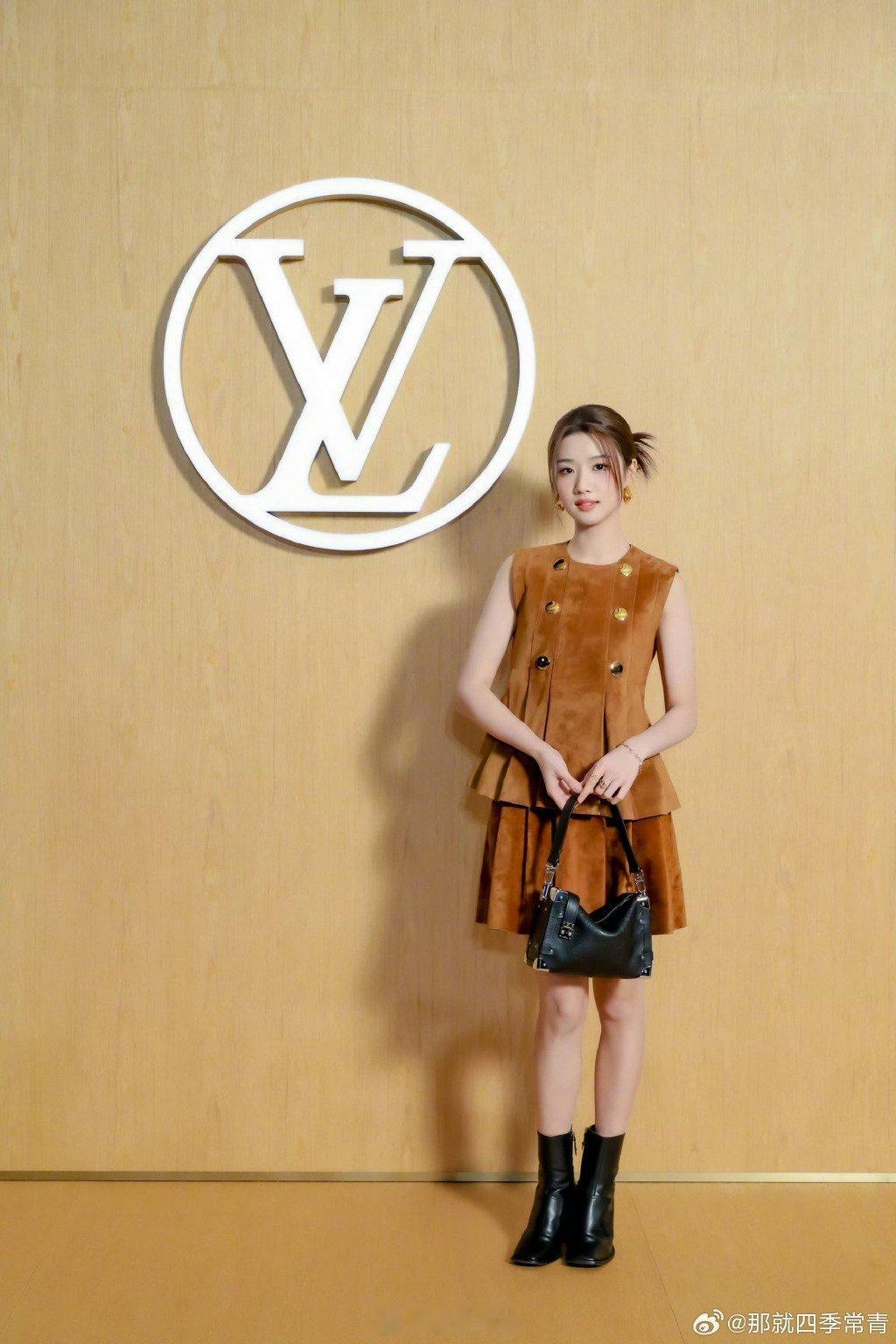 ✅时尚表现力惊艳全场卢昱晓身着LV棕色系套装，利落的剪裁勾勒出她娇俏的身形，搭