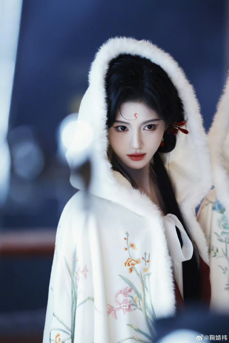 月鳞绮纪鞠婧祎《月鳞绮纪》热度太大了！！！只期待小鞠的露芜衣