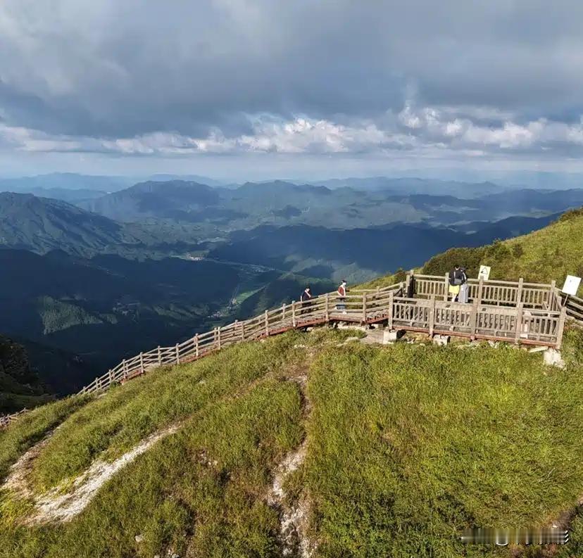 山顶火锅爬上来的有肉吃。。。勇闯天涯