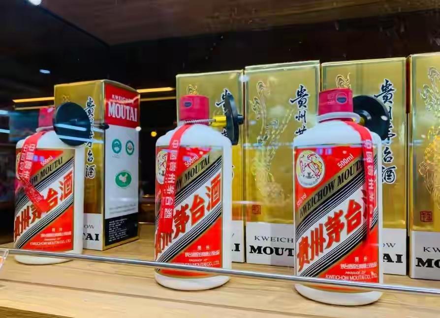 茅台酒向来有个传说：就是说喝的人不买，买的人不喝。意思是真正的普通消费者没有多少