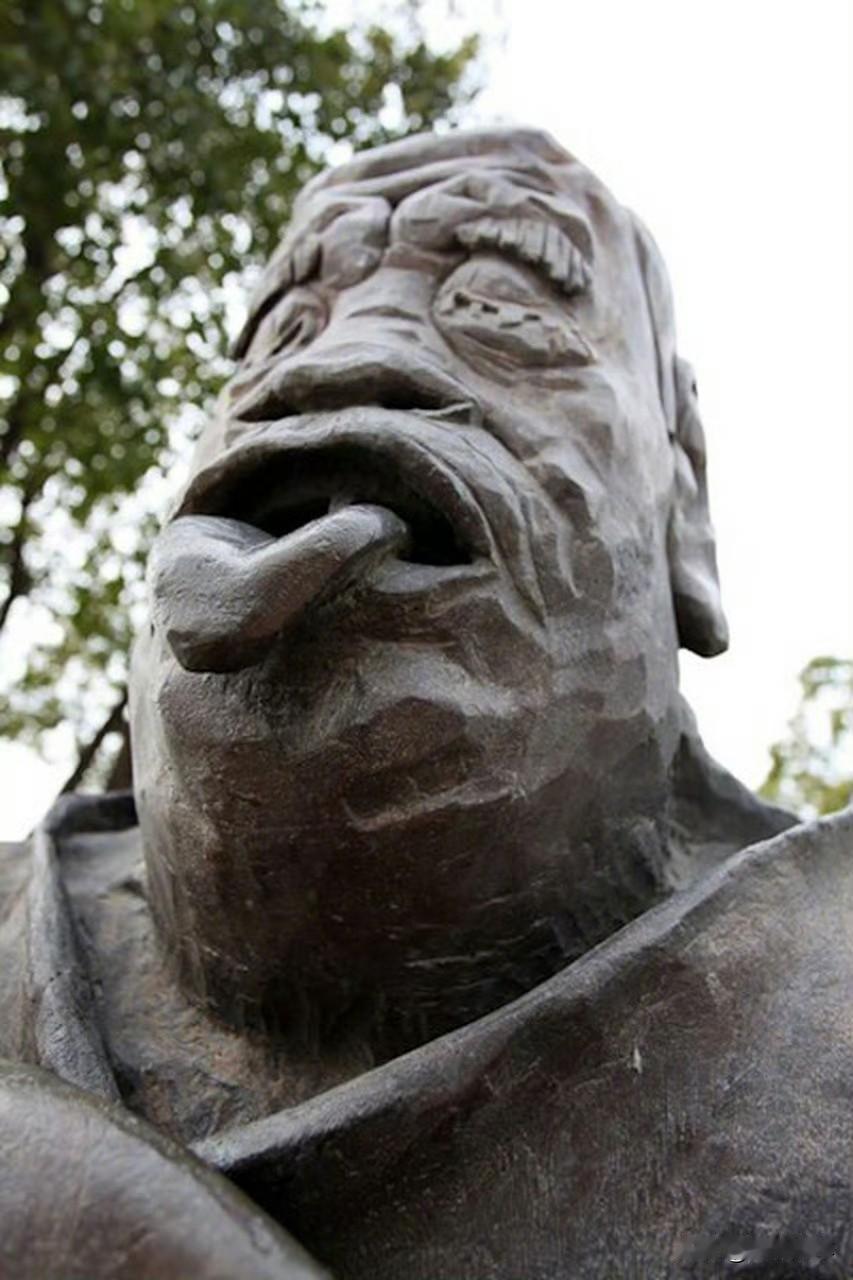 田世信的怪异雕塑根本没打蛇打七寸！这尊秋瑾像即便标榜是“私人创作”，但流出后已
