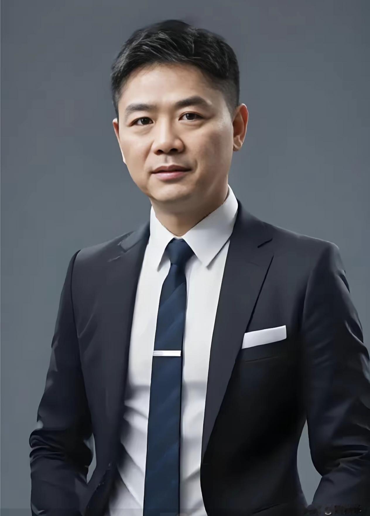 这张图的东哥太帅了！刘强东今年51岁了，身上还带着股大男孩的冲劲，那份重情重义