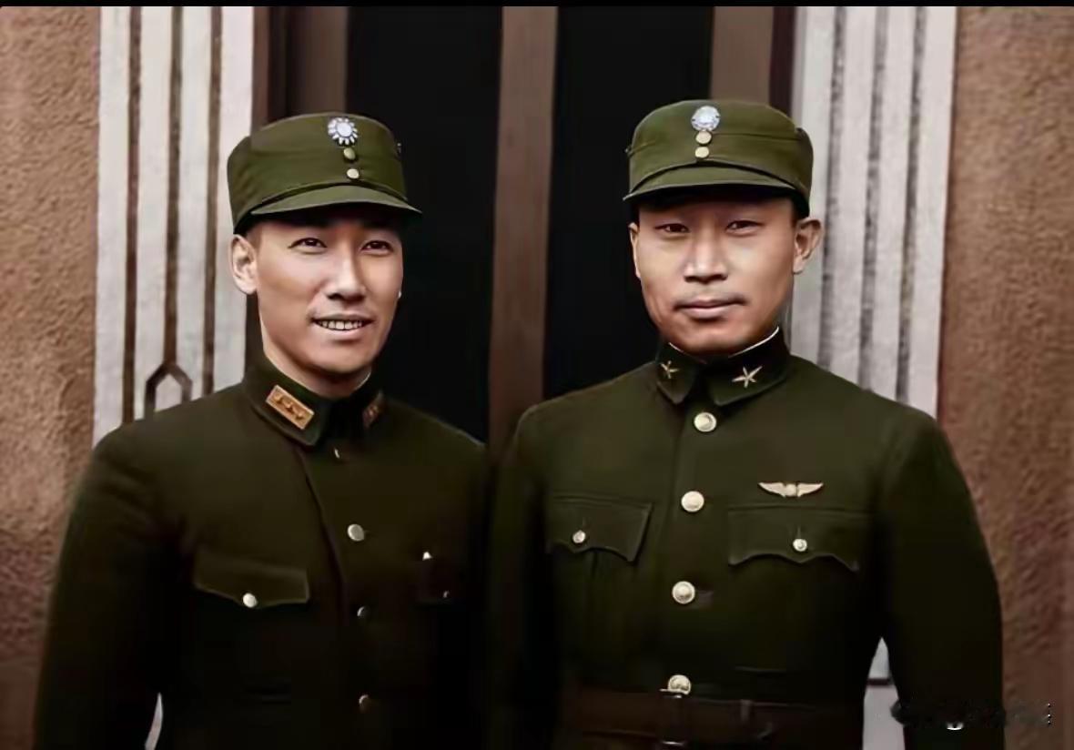 难得一见的蒋纬国和表兄弟竺培风的合照，兄弟二人都是1916年出生，二人小学都在上