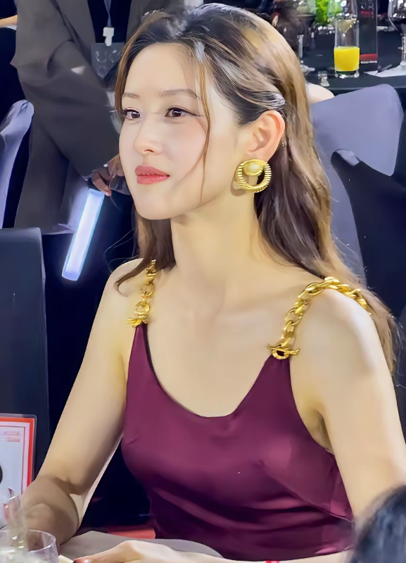 章泽天这唱的是哪一出？很多人不知道她到底想干啥。从国外到国内，不是在艺术展