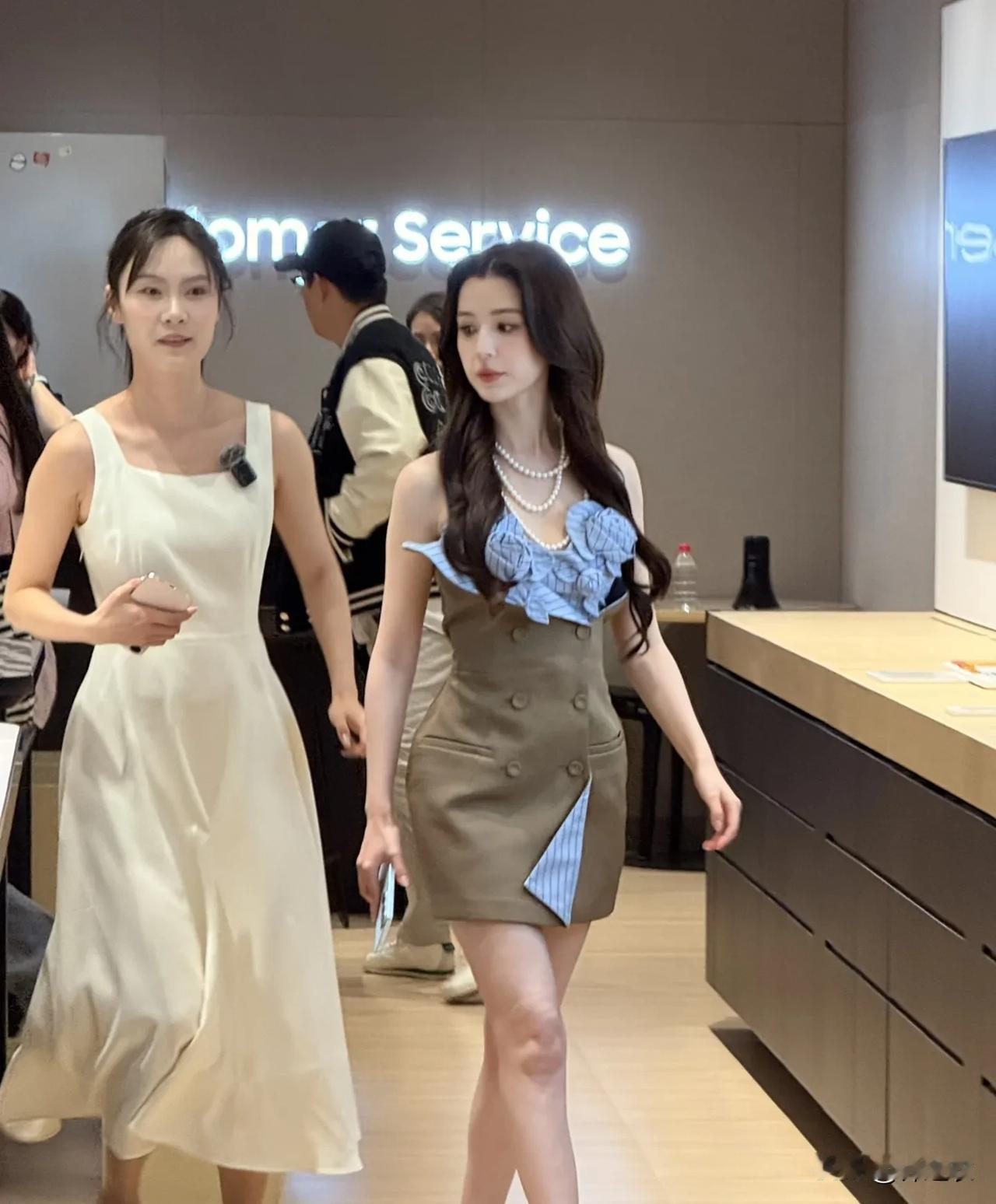 哈妮克孜现实中看起来确实是好漂亮啊，又高又瘦，皮肤白皙，身材比例非常的好，所以明