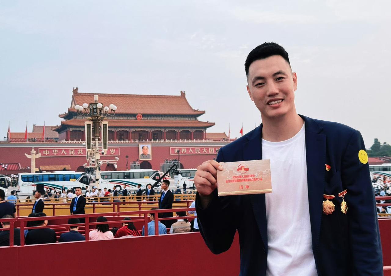 巨大荣誉！姚明和翟晓川代表篮球界在天安门观礼！中国篮球名宿姚明和北京男篮球员