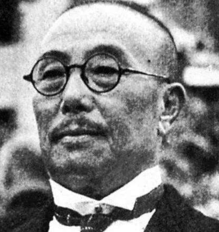 1940年，大汉奸傅筱庵为了活命，不仅请了23个保镖，还弄了4辆警卫汽车，谁知，