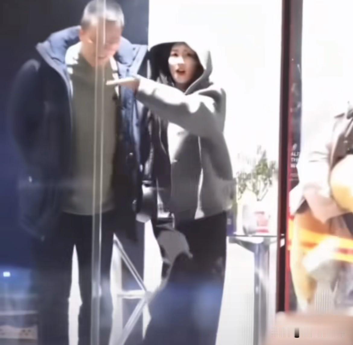 白鹿伸手让人往她手心里吐。这事看着都替他尴尬。但业内真低头了，嘴唇轻轻碰了下她