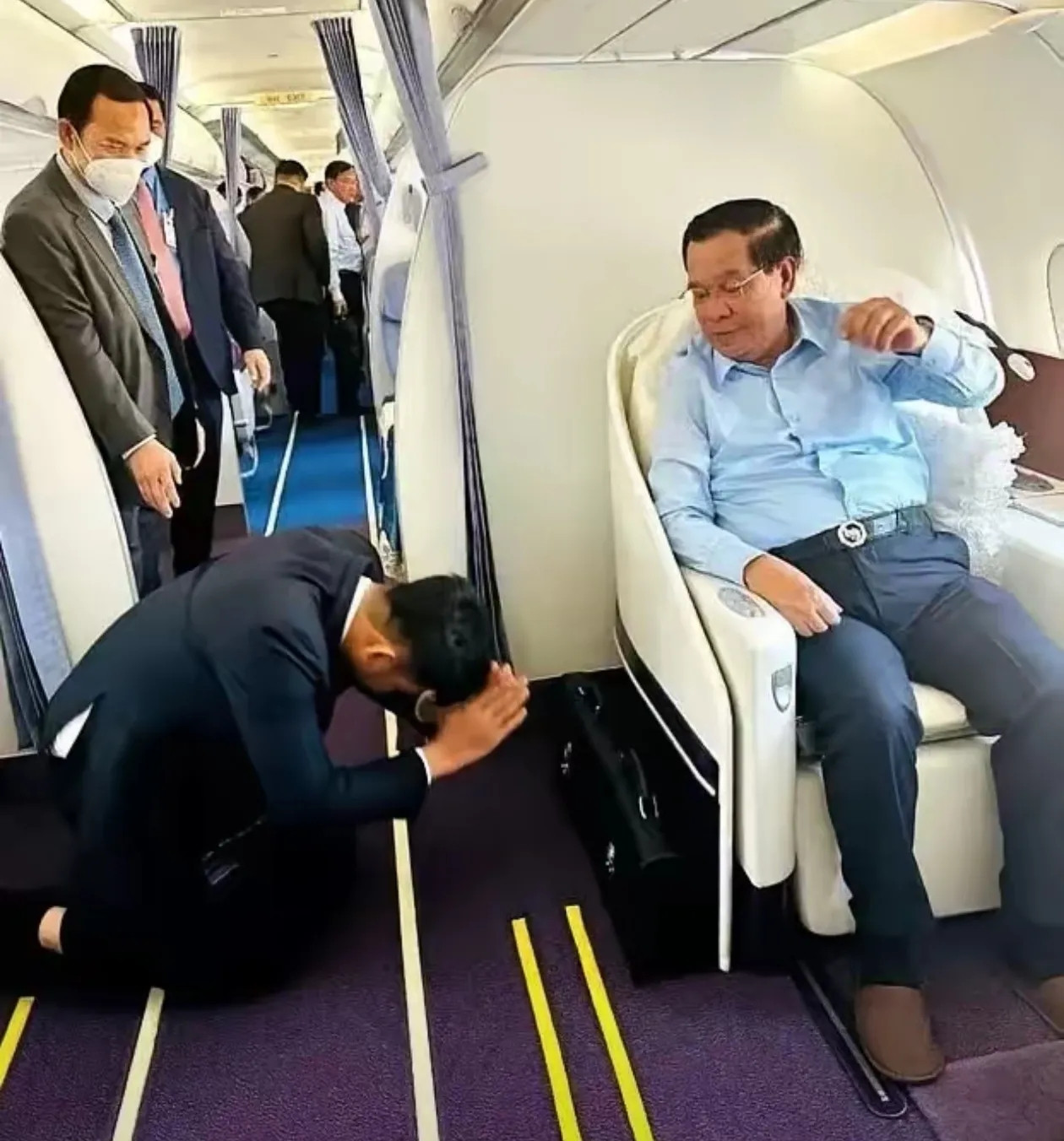 “就在外界认为他信出山手撕洪森，能稳住泰国政坛阵脚时，泰最新的民调结果一经公布，