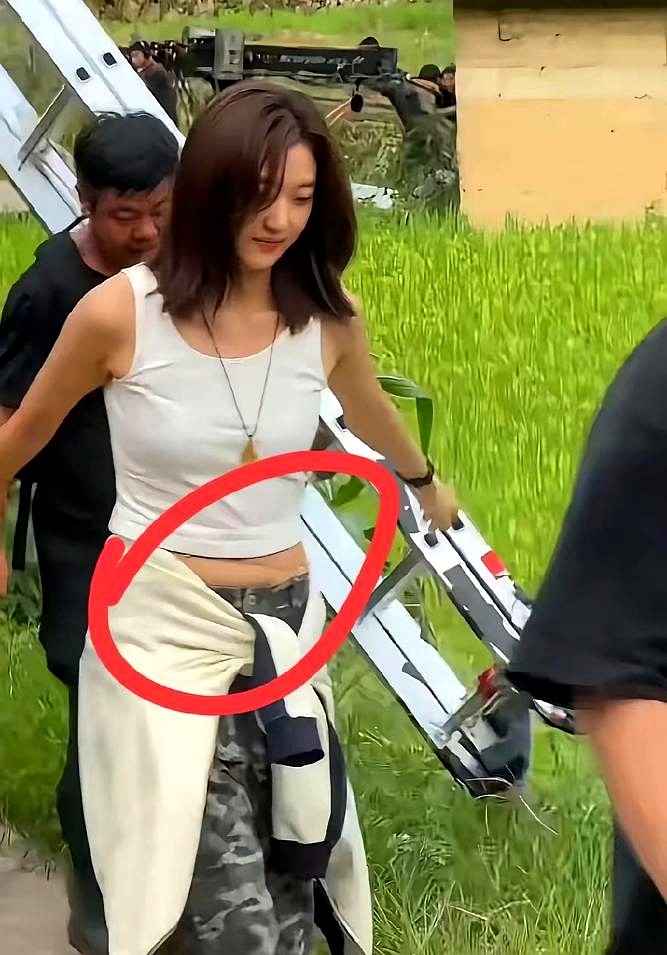 女明星的赘肉其实是一场彻头彻尾的视觉骗局。孙千穿高腰牛仔裤，硬生生被勒出一圈肉。娜扎套着贴身白裙，闪