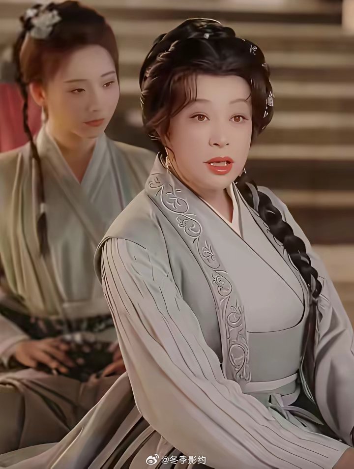 75岁的刘晓庆再演少女时的一张剧照，虽然打扮如少女却再也找不到少女的影子。