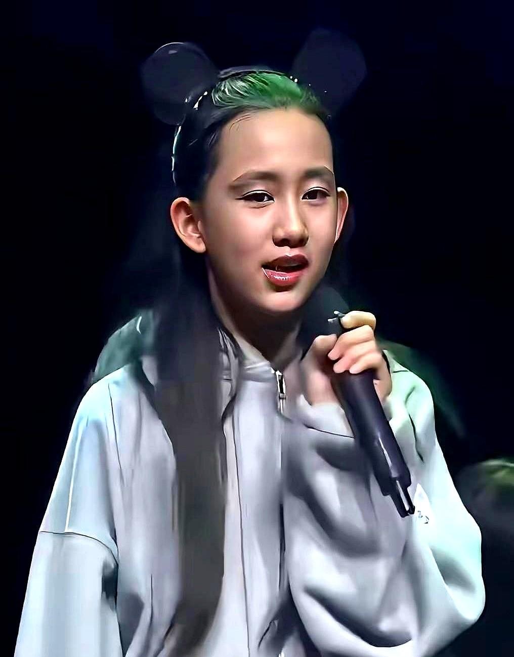黄磊家这基因真绝了，大女儿随妈温婉清秀，二女儿却几乎是黄磊年轻时的翻版。把黄
