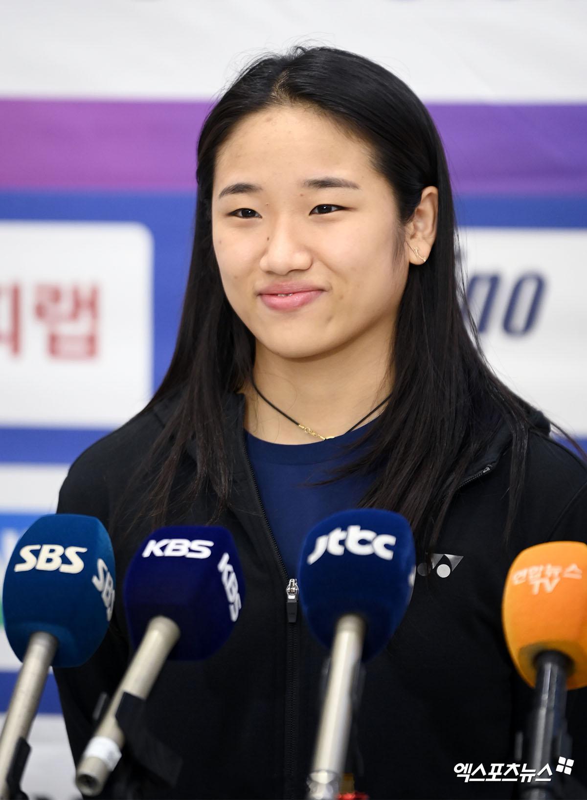 韩国羽毛球国家队选手安洗莹于29日傍晚抵达仁川机场。她表示,过去两周在体能上确实