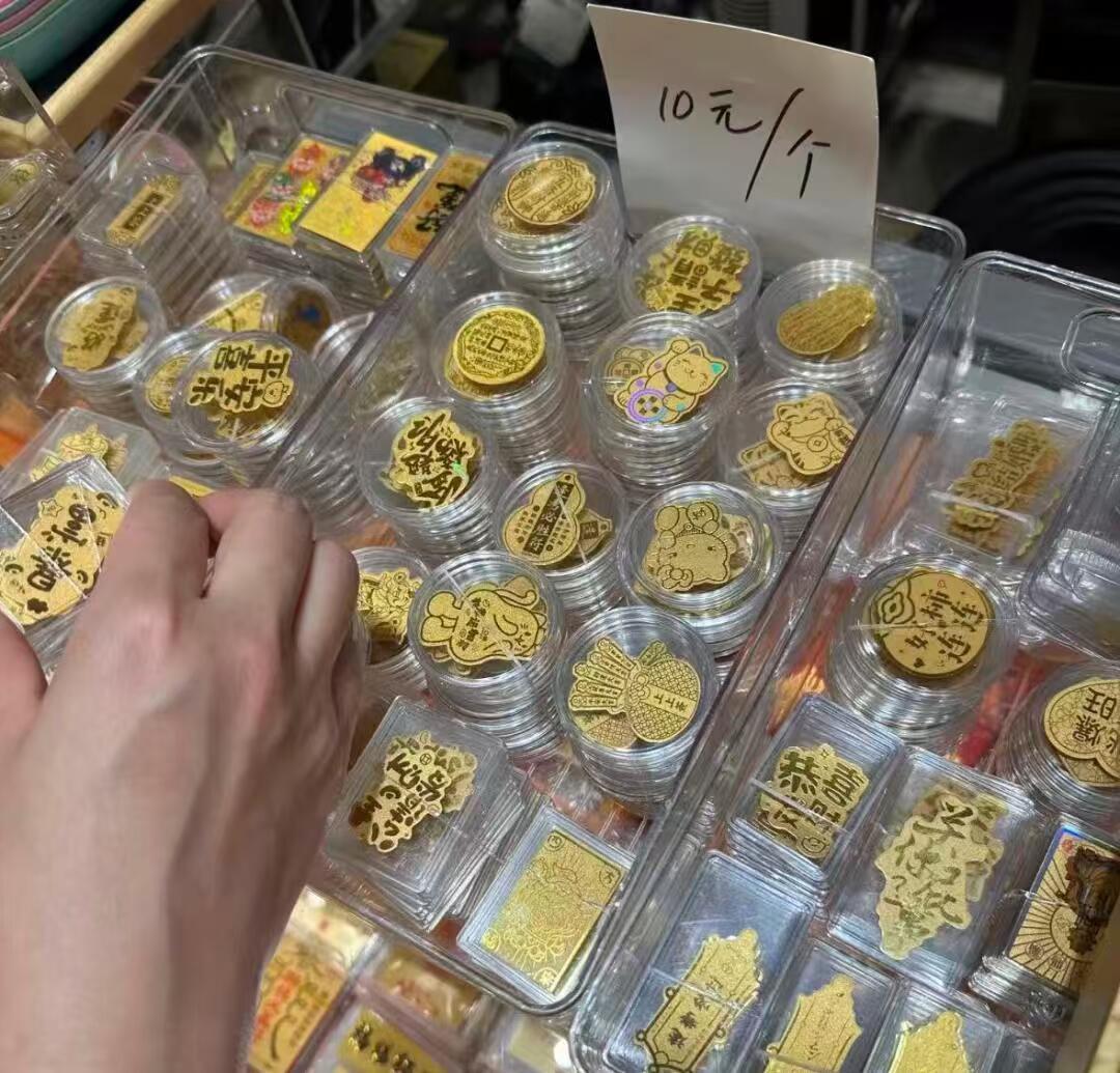 哎，最近黄金和潮玩这对比可太有意思了，简直是“避险硬汉”和“费钱玩具”的现场教学