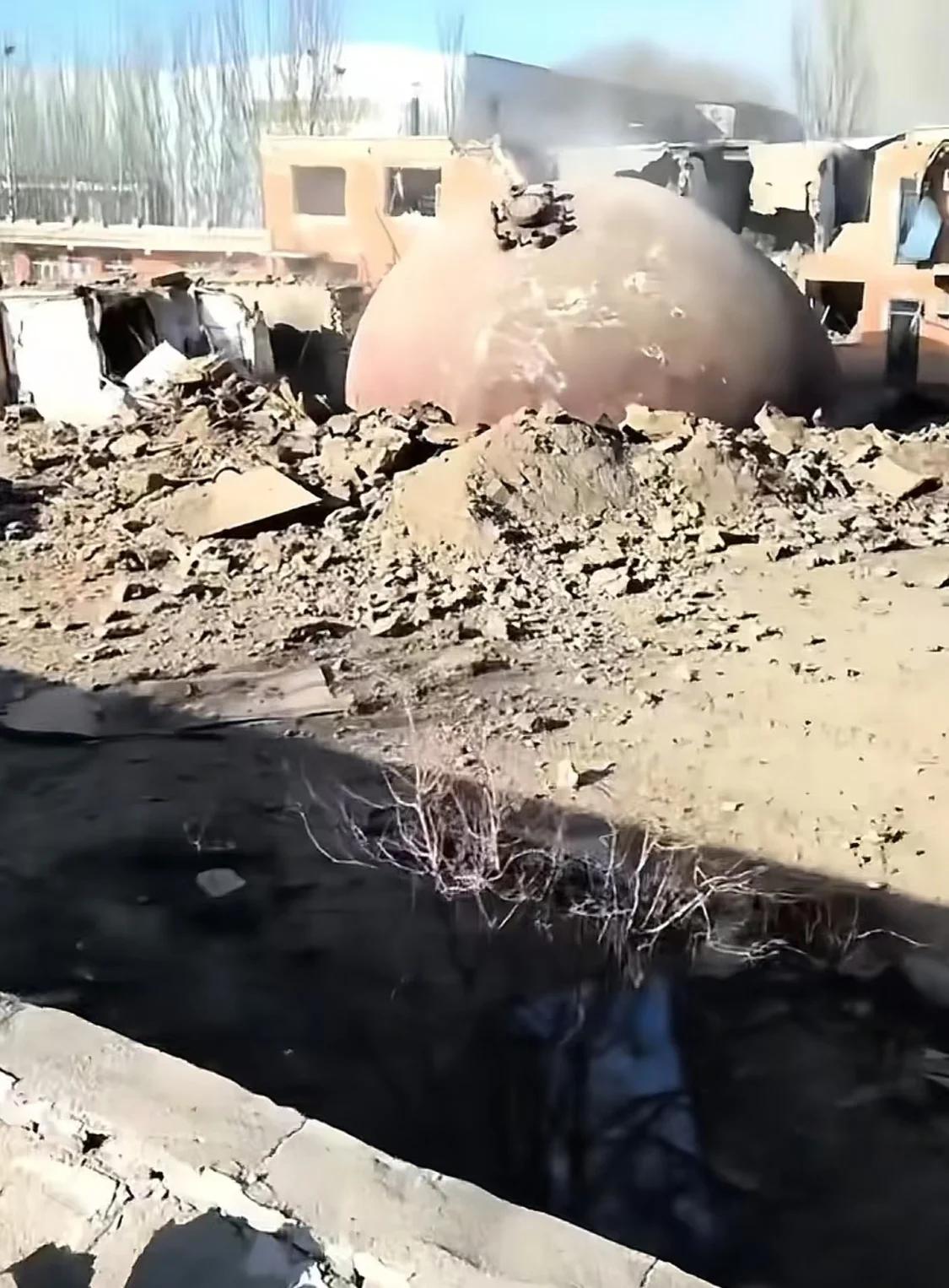 轰然炸穿了，藏不住了！1月18日15时03分包头九原区尔甲亥村，市民陈孟亲历包