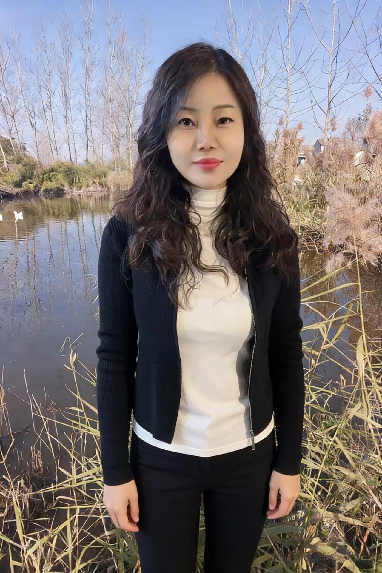 荒草举着枯黄的旗帜，在身后列队你是唯一的亮色，白衫如月光从黑毛衣的缝隙里漫出