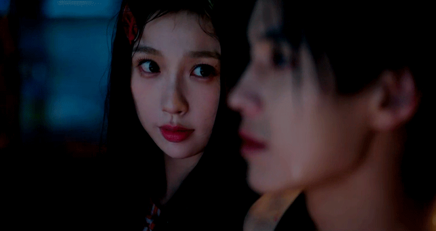 《双轨》姜暮从地下拳场慌慌张张追着靳朝跑，到雨夜踩着积水跌跌撞撞护哥哥，脚步虽乱