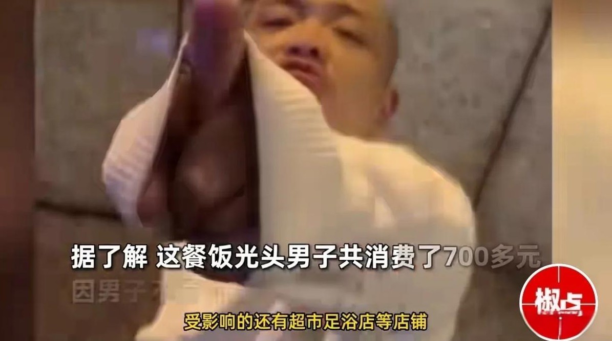 在长沙，有个出了名的无赖，人称“<em>光头佬</em>”他以吃饭、坐车不给钱闻名，本地商家对他