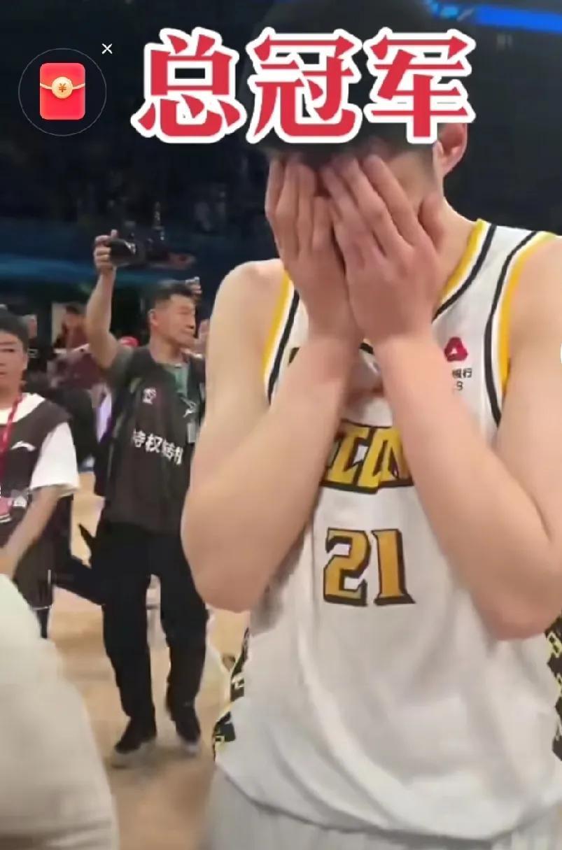 胡金秋夺冠后就剩下哭，记者给鸣锣开道，北汽给篮协领导省事胡金秋受伤后，只是肚