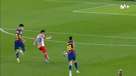 这欧冠裁判是咋回事啊？两场比赛，尺度差得也太大了！巴塞罗那主场对马德里竞