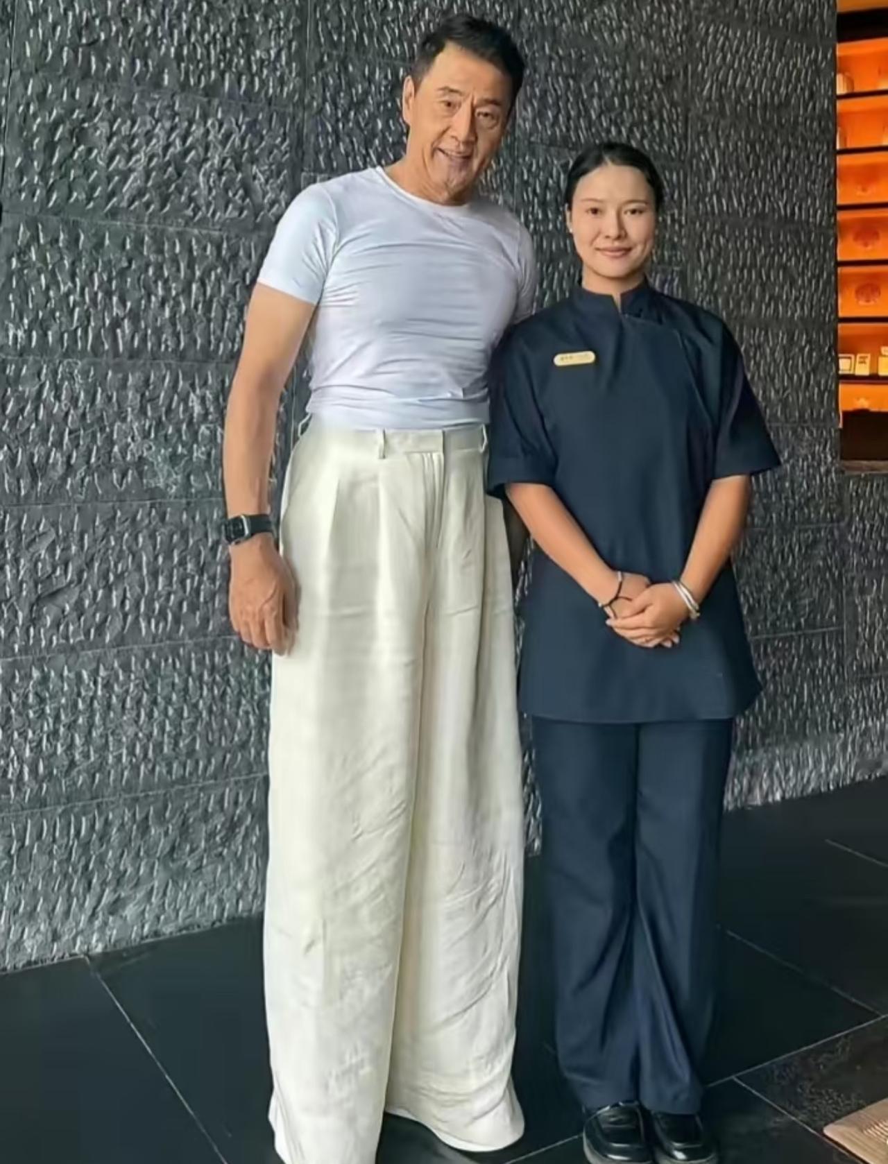 67岁的于荣光状态真心好，这若隐若现的肌肉线条完爆不少年轻人。这样看，于荣光