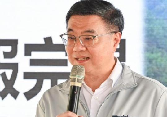 台“行政院长”卓荣泰今天前往南投视察外辘排水治理工程，南投县副县长王瑞德在致词时