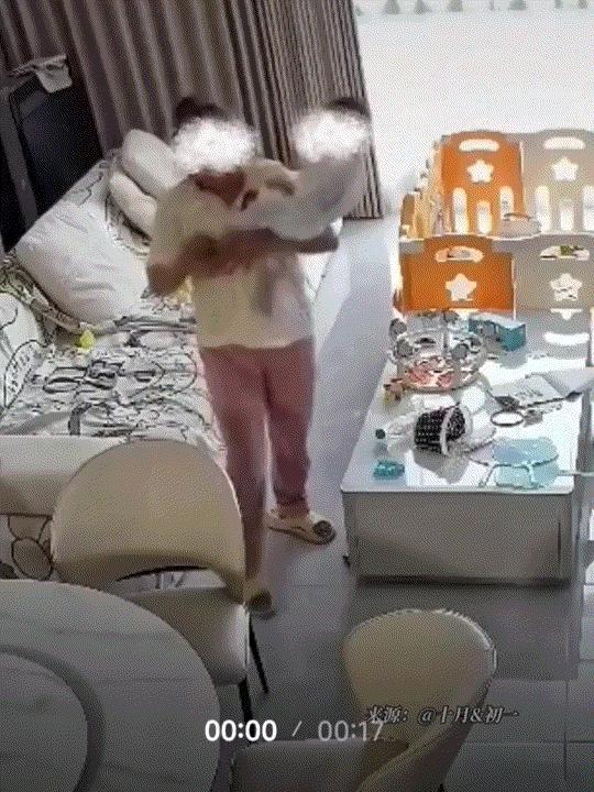 看得人捏一把冷汗！8月25日新晚报报道，重庆一位妈妈拍视频自述，在家照看几个月大